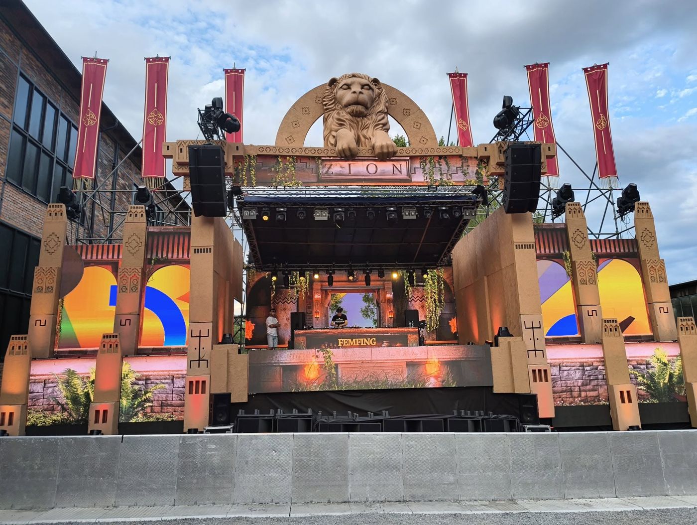 Hlavní stage festivalu s dekoracemi a zvukem