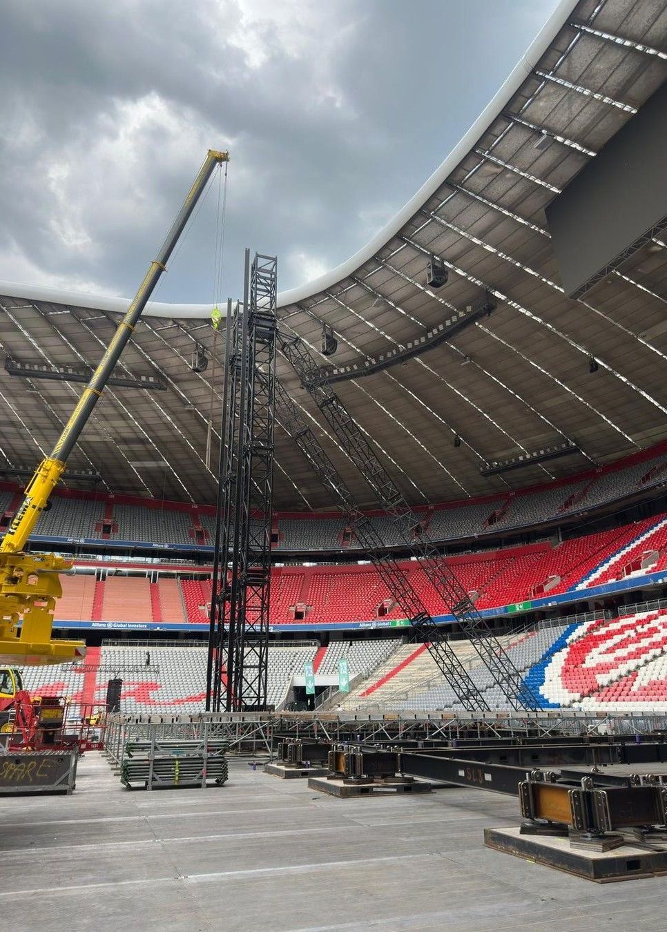 Jeřáb a konstrukce stage na stadionu